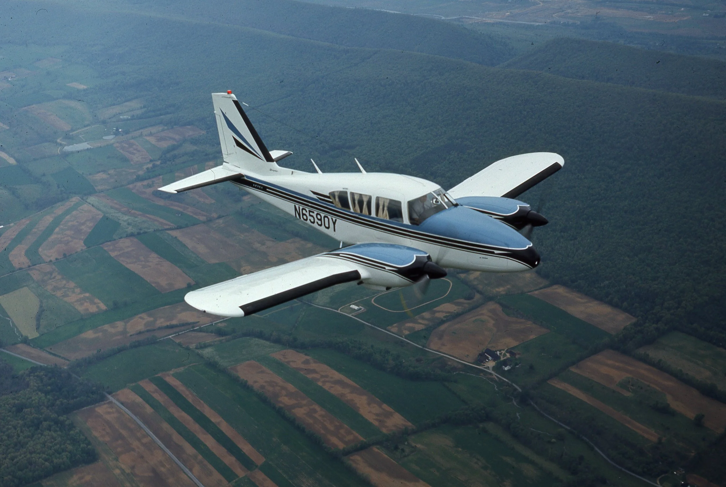 アンノーン CP4 053/131 じてんしゃ Aztec Family — Piper Aviation Museum